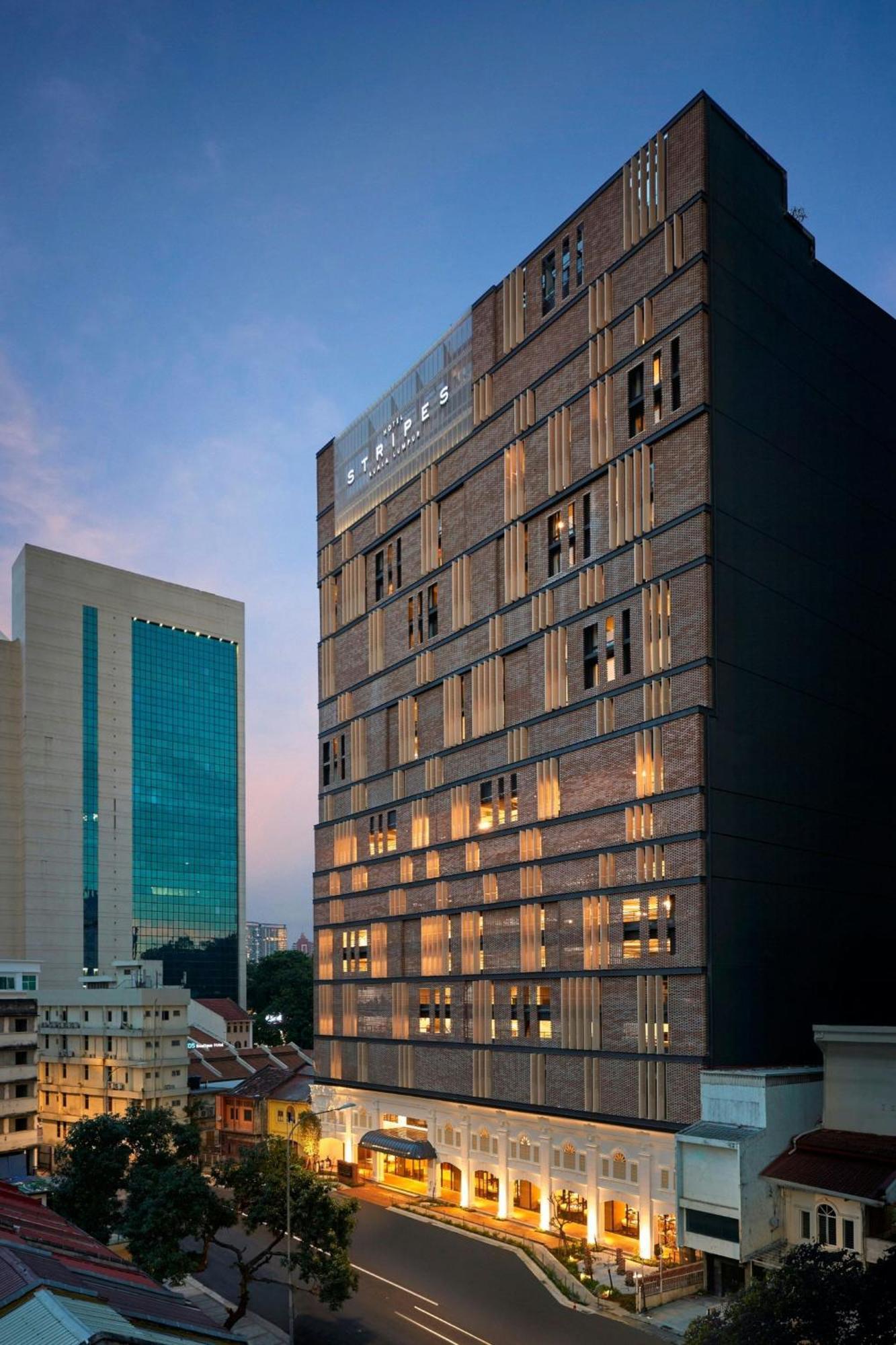 Hotel Stripes Kuala Lumpur, Autograph Collection Экстерьер фото The hotel at dusk
